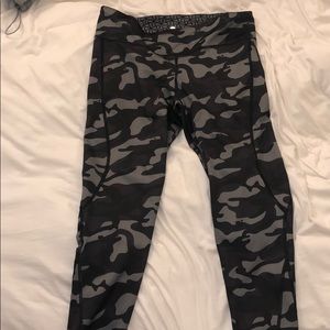 Grey camo vineyard vines cropped leggings